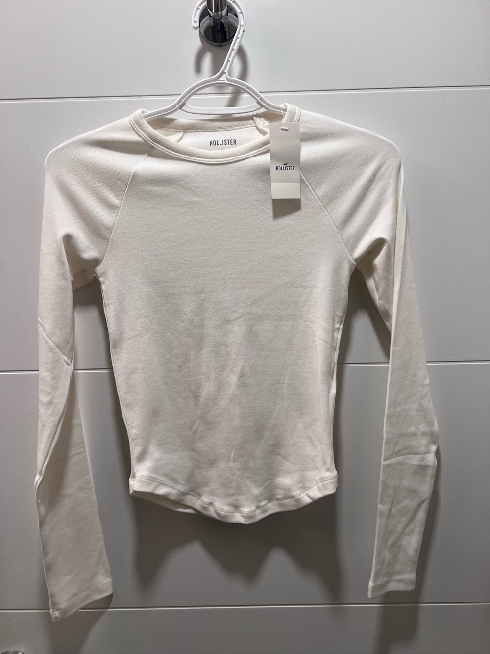 Hollister Women's Off-White Long-Sleeve Raglan Tee